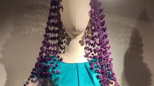 Женщины ласкают анчоусы Л'Эскала.