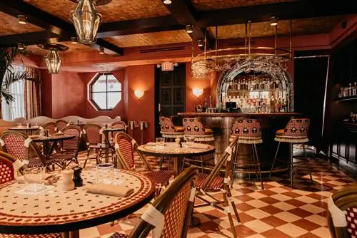 Веселый розовый дворик в доме Airbnb в Лиссабоне.