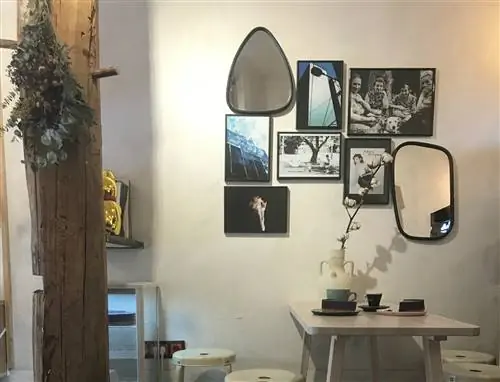 Особый уголок Chilling Cafe, где можно попробовать черничный чизкейк.