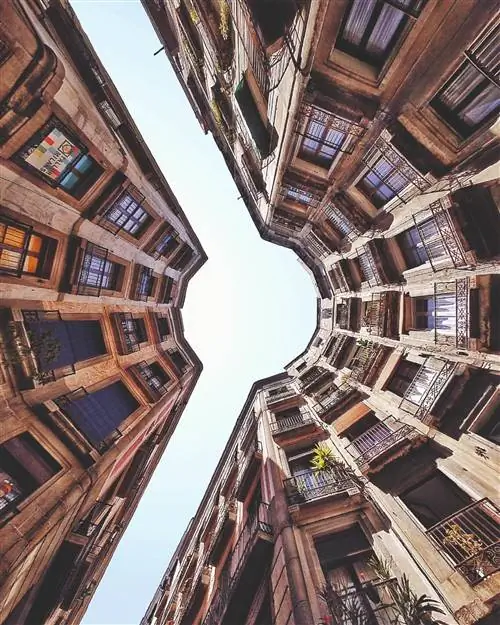 Plaza Milans - один из самых фотографируемых уголков Готического квартала.