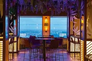 Sky Bar 360 - это утонченное и веселое место, где можно приятно поболтать за столом или в…