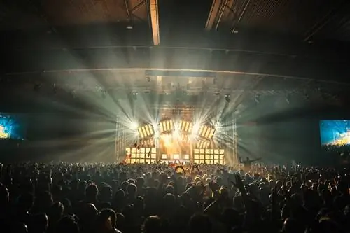В Sónar вы будете «сопоставляться» с тысячами окружающих вас людей, но произойдет ли то же самое с вами в Tinder на вашем мобильном телефоне?