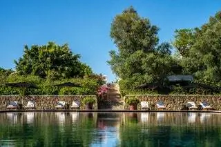Гамаки у бассейна в Finca Cortesin Casares