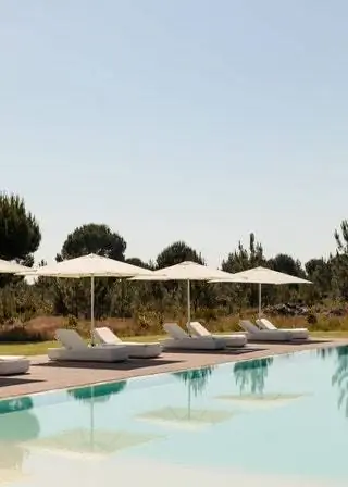 Это удовольствие от ничегонеделания можно повысить в Spatia Comporta, клубе отеля. Есть площадь…