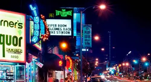 Вывеска Viper Room на улице Лос-Анджелеса ночью