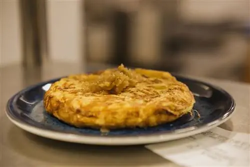 Омлет с картофелем и карамелизированным луком