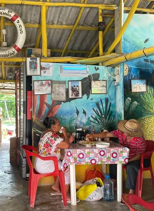 Женщины едят в Barracuda Holbox. Женщины едят в Barracuda Holbox.