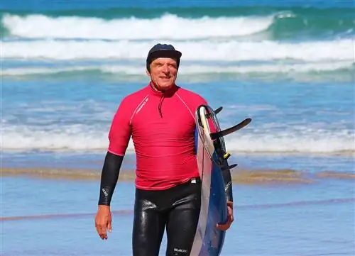 Торбен, 74 года, выходит из моря на своем курсе surfnsoul.com Торбен, 74 года, выходит из моря на своем курсе surfnsoul.com