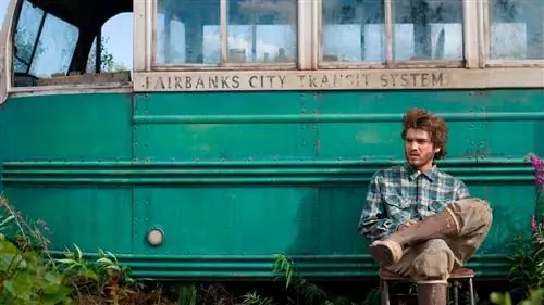 Автобус «В дикую природу» перевезли из удаленного места на Аляске