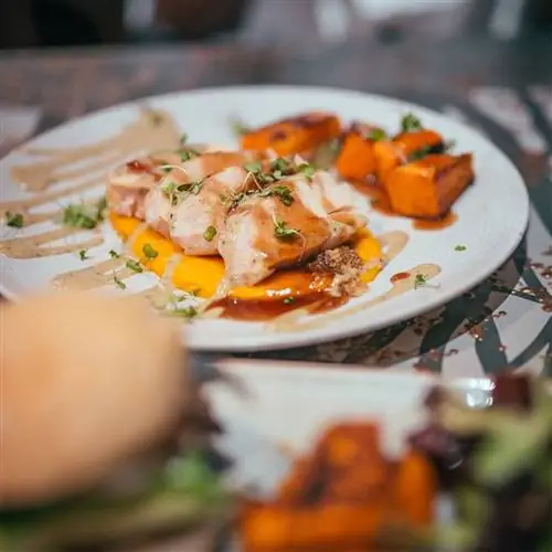 Куриная грудка по-кельтски с горчицей из сладкого картофеля из киноа и соусом пралин Bump Green