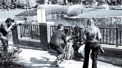 Три фотографа снимают индийскую свадебную пару в день их свадьбы.