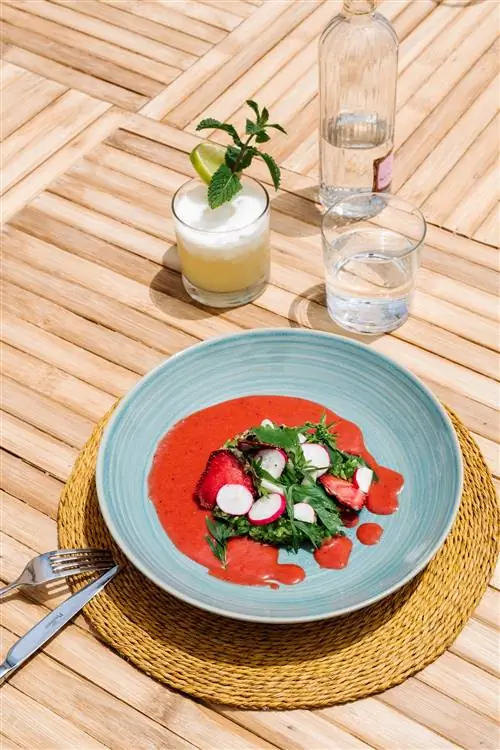 Скрытый стол в Петунии Ибица