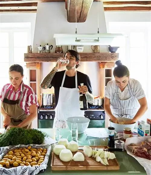 Шеф-повар Людо готовит с Хелен Йоханнесен и Молли Келли.