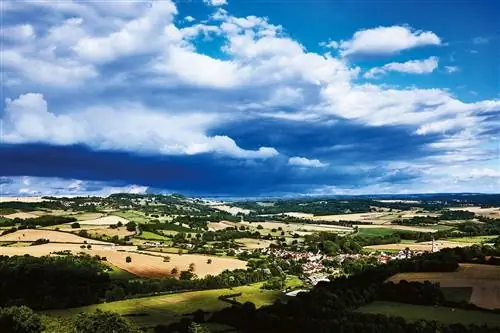 Виды из аббатства Аваллон, средневекового города-крепости в самом сердце Бургундии.