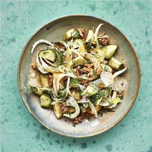 Хрустящий салат с маринованными огурцами, богатый питательными веществами и витамином С