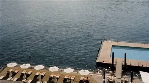 Фотогеничный бассейн Гранд-отеля Тремеццо, открытый Энеей Гандолой и Марией Орсолини 10 июля 1910 года.