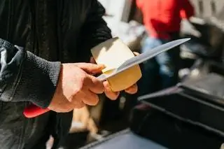 Частное посещение сыроварни, образ жизни в традиционном фермерском доме и, в конечном итоге, обед в сидровой…