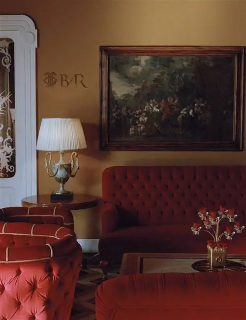 Красный цвет пронизывает салон, примыкающий к бару Гранд Отеля Тремеццо.