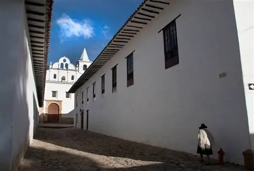 Улица, ведущая к монастырю босых кармелитов в Вилья-де-Лейва.