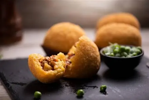 Популярная итальянская закуска Аранчини.