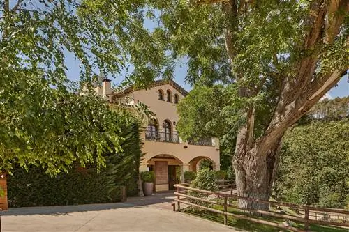 Вход в фермерский дом Мас Салагрос.