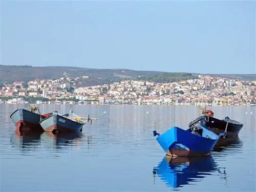 Вид на Сант-Антиоко с рыбацкими лодками Италия
