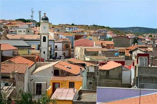 Вид на город с базиликой Сант-Антиоко Остров Сант-Антиоко Провинция Карбония Иглесиас Сардиния