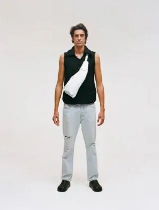 Он доступен в белом, лавандовом, черном, коричневом или красном цвете. И в версии XS или XL. Это модель Banjo от каталонской фирмы Gabriel…