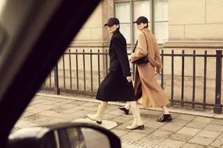 Специализация этой шведской фирмы - обувь, но и сумки не отстают. Сдержанность силуэтов…