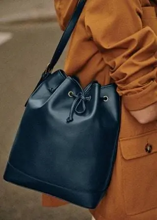 Сумка в макси-версии и монументально особенная. Ведро Фэрроу французской фирмы, изготовленное в его ателье…