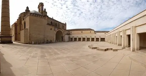 Один из внутренних двориков CAAC, который занимает старый монастырь Ла Картуха в Севилье.