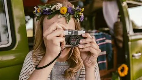 Девушка с аналоговой камерой