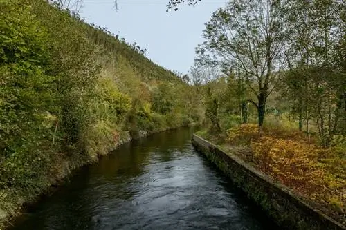 Направленная вода в реке Асон, протекающей через город Удалла Кантабрия. Направленная вода в реке Асон, протекающей через город Удалла Кантабрия.