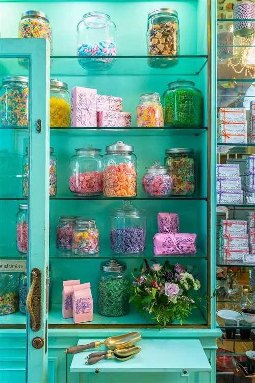 Одна из витрин.