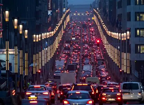 HK36EK Вечернее междугороднее движение в Брюсселе Rue de la Loi ведет из Европейского квартала в центральную пробку HK36EK Вечернее междугороднее движение в Брюсселе Rue de la Loi ведет из Европейского квартала в центральную пробку