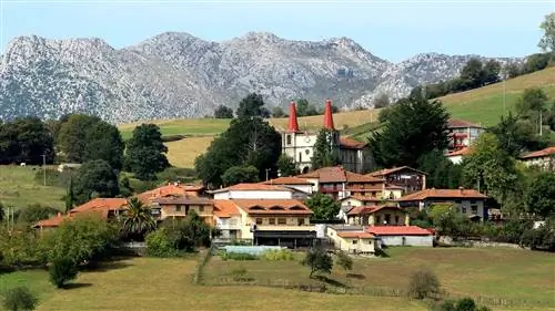 Панорамный вид на Биньес с красными башнями новой церкви