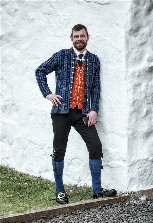 Джоаннес Патурссон, владелец исторической фермы Киркьюбур, в традиционной одежде.