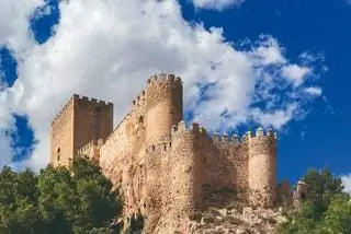 Стоит начать этот маршрут Альбасете через спорный замок Шиншилла-де-Монтеарагон и его впечатляющий и…