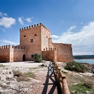 Замок Пеньярройя в Аргамасилья-де-Альба.