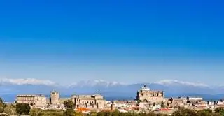 В замке Эскалона есть два четко различающихся пространства: обнесенный стеной оборонительный пояс и дворец с…