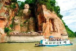 Панорамный пейзаж горы Эмэй и гигантского Будды Лешань