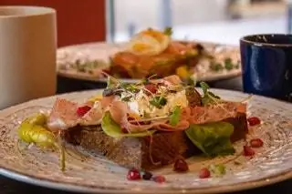 Хави Кармен Энрике и Андреа - члены семьи, которая дала жизнь Petra Coffee Bar, новому кафетерию…