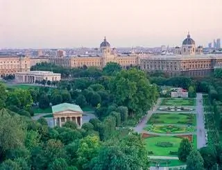 Столица страны Вена - идеальный город для любителей искусства и культуры. В этом смысле, если вы…