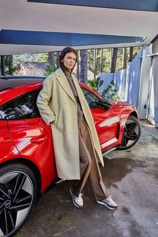 Новый Audi RS etron GT - это четырехдверное купе с неотразимым спортивным видом.