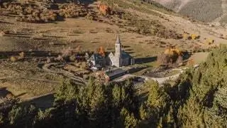 Долина Арн до сих пор хранит множество тайн, одна из которых - Святилище Монтгарри. Расположен на высоте 1640 метров…