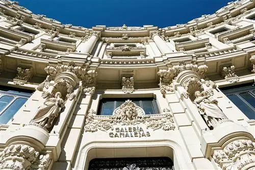 Seseña Столетний дом за униформой Galería Canalejas