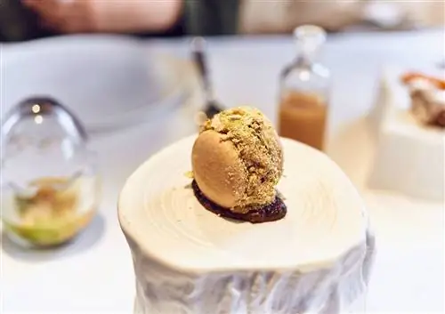 Леонс приготовил макарон в ресторане LAV.