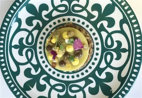 Питу, тушеный с пшеницей и кукурузой в ресторане ЛАВ.