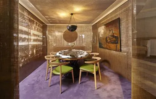 Одна из зарезервированных зон ресторана LAV, украшенная Паскуа Ортегой.