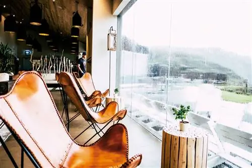 Дождь угрожает за стеклом лаунджа Santa Bárbara EcoBeach Resort